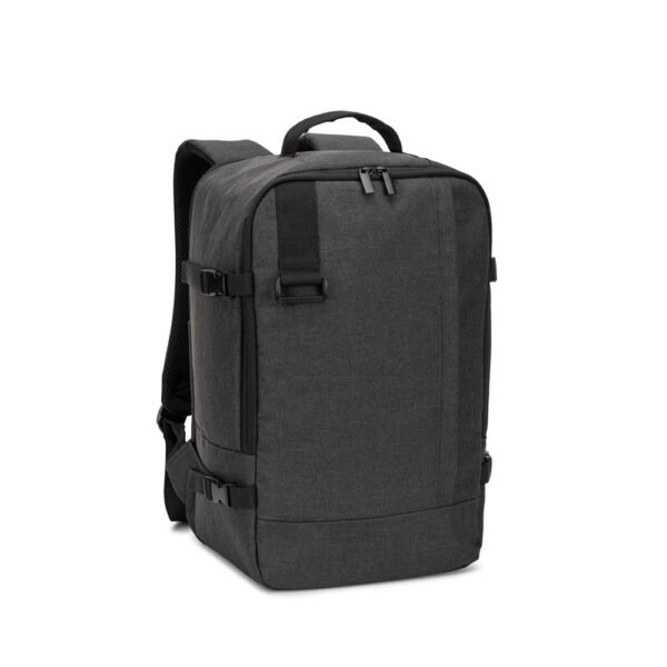 CIES. Mochila desenvolvida para cumprir as dimensões exigidas pelas companhias aéreas em poliéster reciclado 600D de alta densidade com acabamento repelente à água 20 L